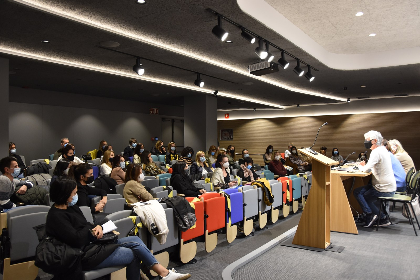 Delegadas de Inditex denuncian la actitud de varias empresas sitas en Myanmar, en Birmania, que trabajan para el grupo Inditex.