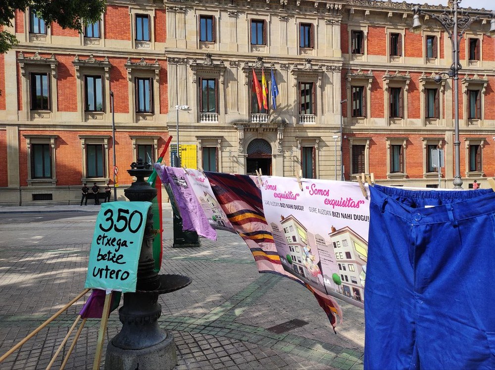 ELA realizó sendas acciones relacionadas con la campaña de vivienda en Iruñea y Bilbao