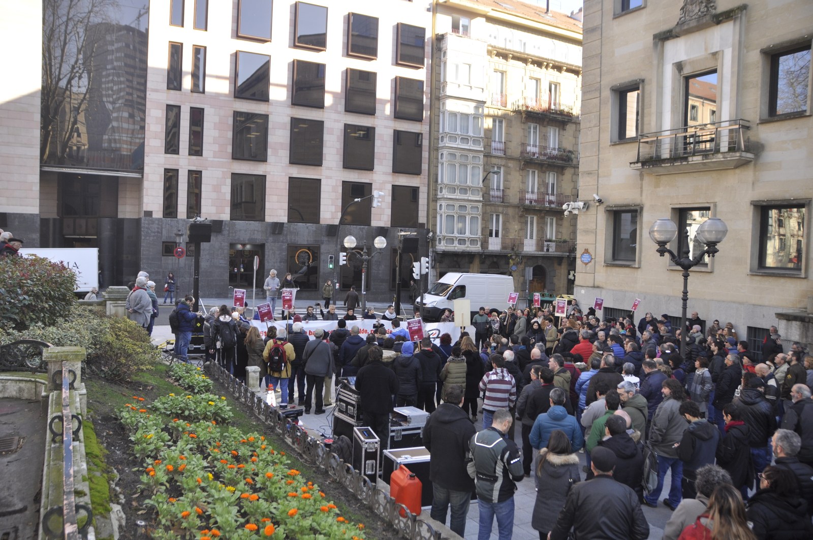 Miles de personas denuncian que se haya rechazado la iniciativa popular contra la pobreza sin ni siquiera debatirla