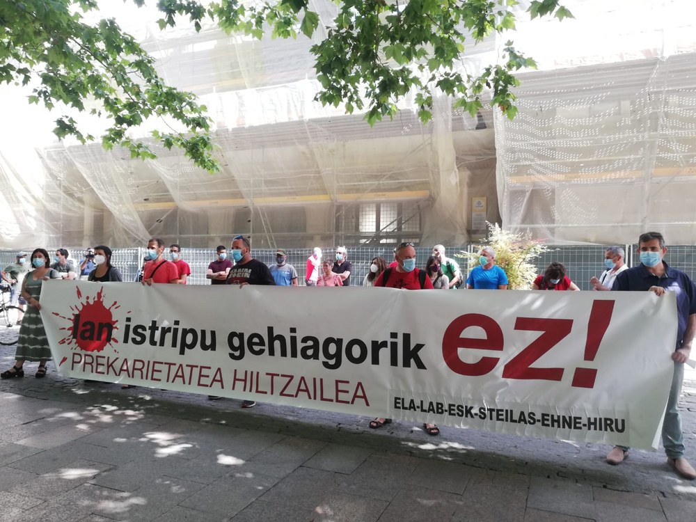 Concentración de ELA, LAB, ESK, Steilas, EHNE e Hiru en protesta por el accidente laboral mortal en una obra de construcción en Gasteiz