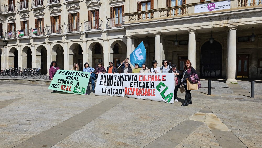 Concentración frente al Ayuntamiento de Gasteiz para denunciar la pérdida de poder adquisitivo