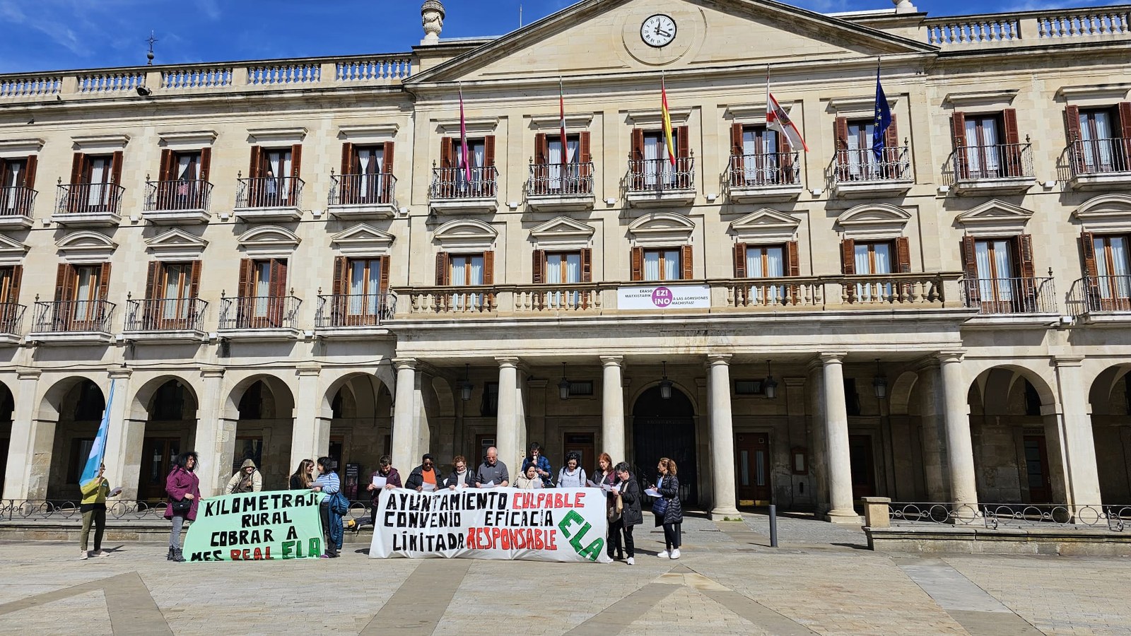 Concentración frente al Ayuntamiento de Gasteiz para denunciar la pérdida de poder adquisitivo Concentración frente al Ayuntamiento de Gasteiz para denunciar la pérdida de poder adquisitivo