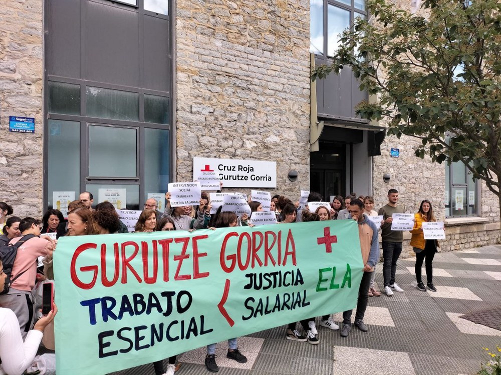 Cruz Roja de Araba se moviliza en Gasteiz por la aplicación de su convenio