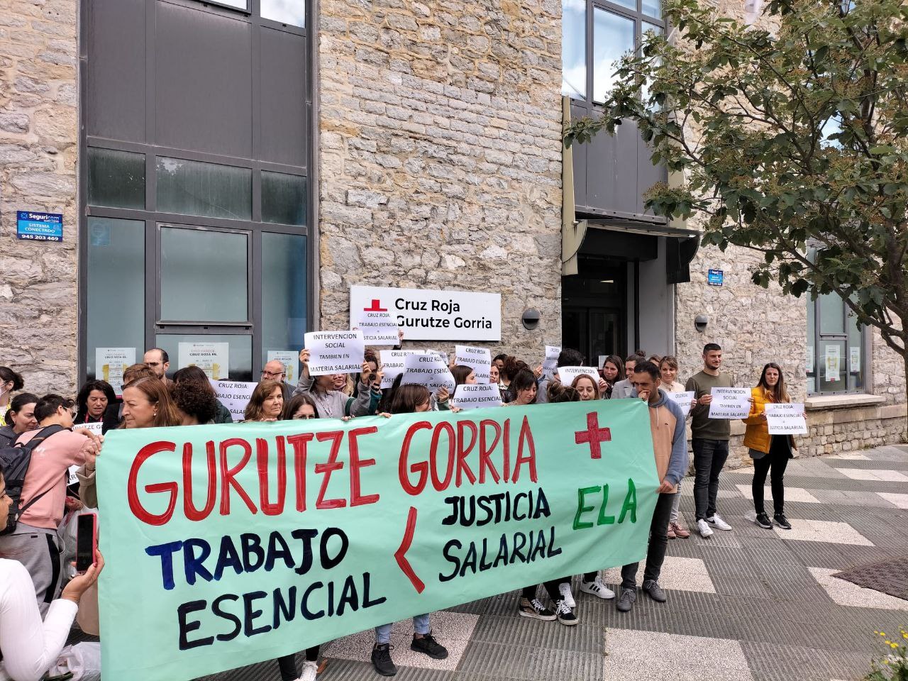 Cruz Roja de Araba se moviliza en Gasteiz por la aplicación de su convenio