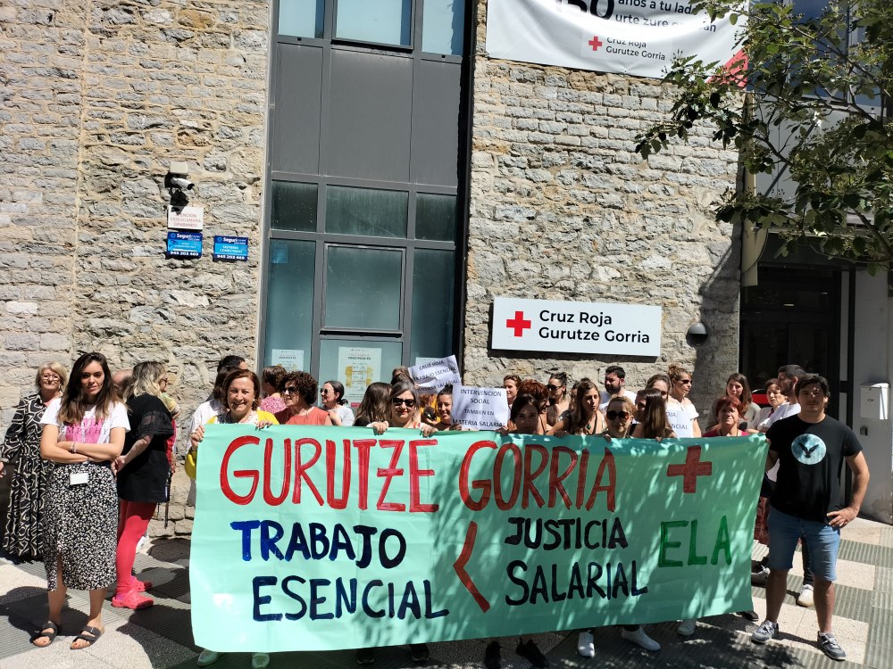 Cruz Roja de Araba se niega a cumplir la ley y aplicar el Convenio de Intervención Social en materia salarial