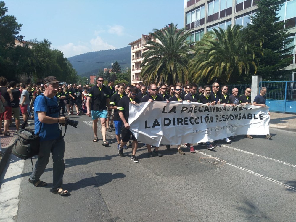 Una manifestación recorre LLodio para denunciar el accidente laboral mortal en la empresa Tubacex