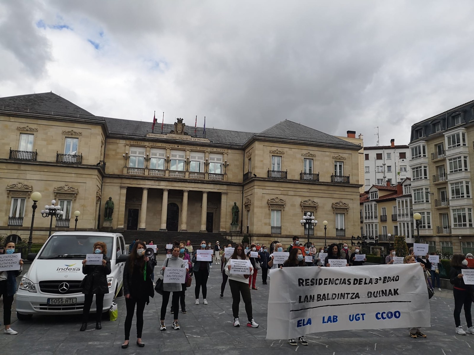 ELA, LAB, UGT y CCOO exigen a las instituciones y patronal que se impliquen y se sienten a negociar el I Convenio Provincial de Residencias de Araba