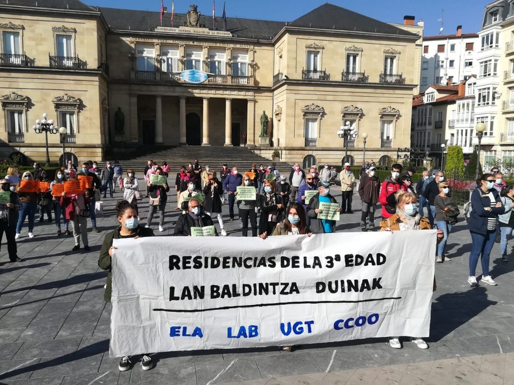 ELA, LAB, UGT y CCOO reiteran, en una concentración en Gasteiz, que su demanda de apertura de una mesa de negociación en las residencias de Álava sigue sin respuesta
