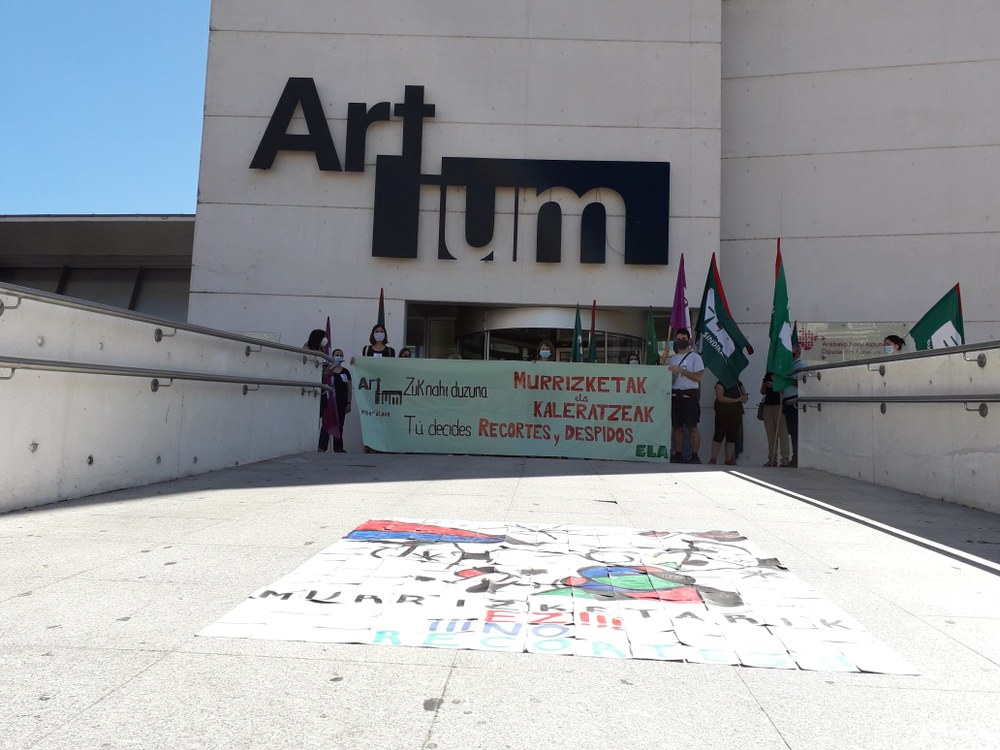 La inmensa mayoría de la plantilla se suma a la primera jornada de huelga en el Museo Artium de Gasteiz