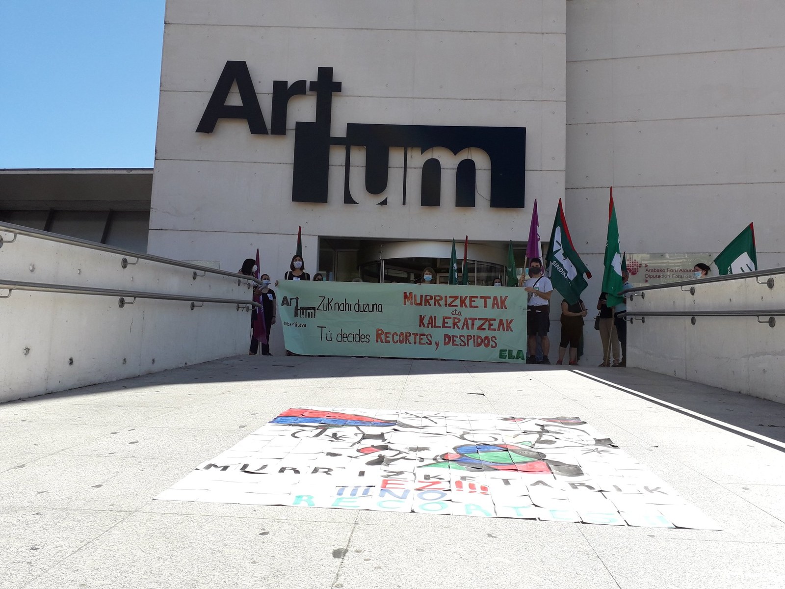 La inmensa mayoría de la plantilla se suma a la primera jornada de huelga en el Museo Artium de Gasteiz