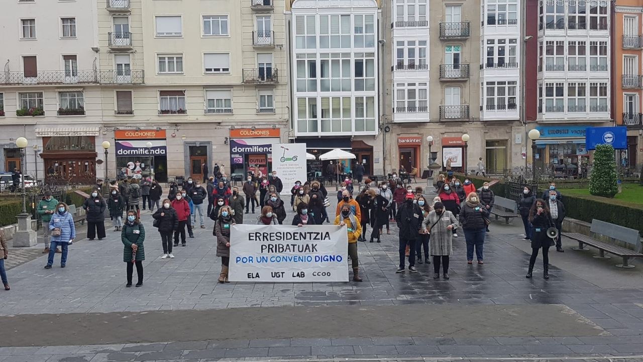 Las trabajadoras de las residencias de Álava denuncian el abandono de la Diputación en una carta