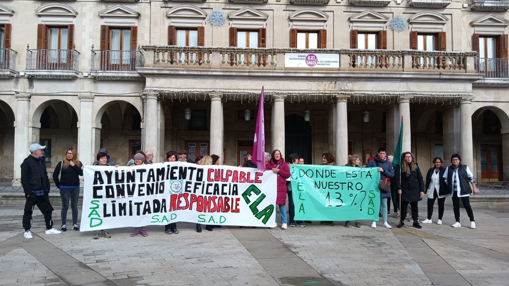Las trabajadoras del Servicio de Ayuda a Domicilio de Álava se concentran para denunciar la pérdida de poder adquisitivo del sector