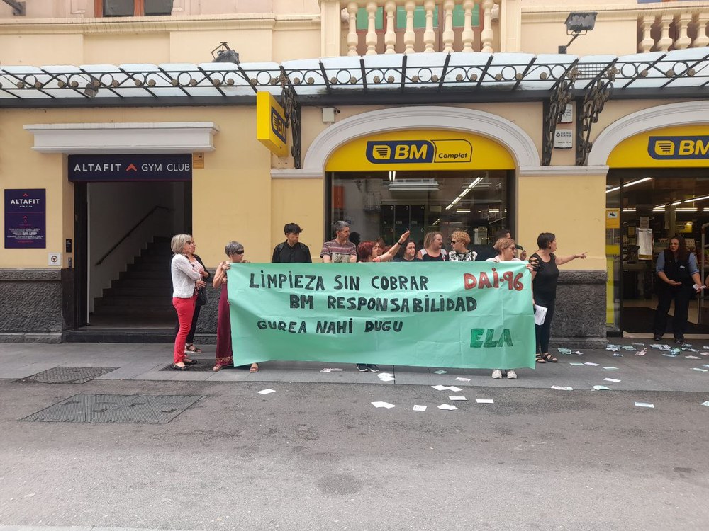 Las trabajadoras subcontratadas de la limpieza llevan más de tres meses sin cobrar