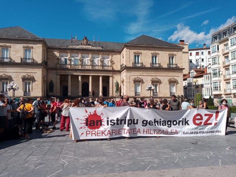 Los sindicatos denuncian la sangría de muertes en el trabajo frente a la Diputación Foral de Araba
