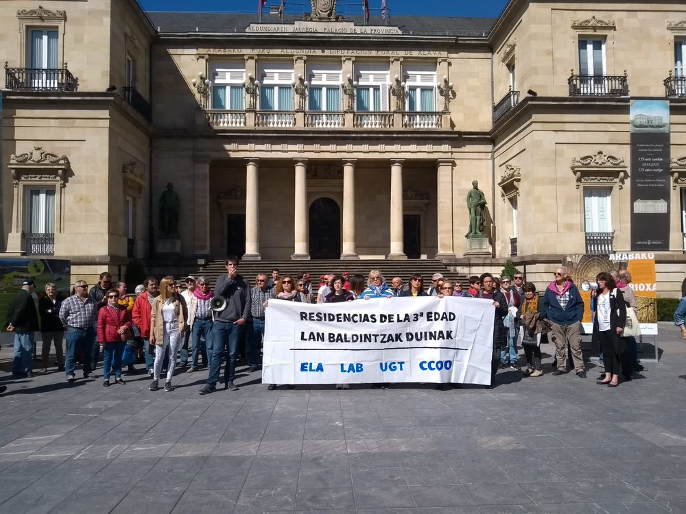 Los sindicatos denuncian las condiciones laborales y de atención a los usuarios y usuarias en las residencias de la tercera edad en Araba