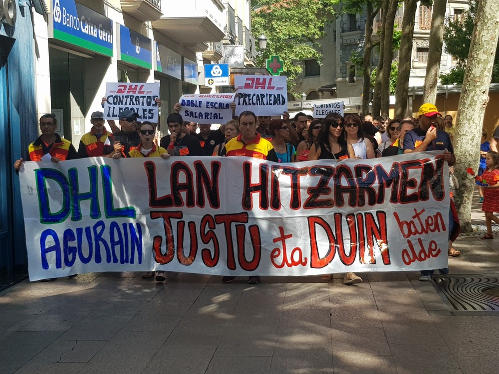 Los y las huelguistas de DHL de Agurain se manifiestan en Gasteiz
