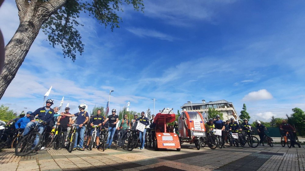 Marcha ciclista en Gasteiz para denunciar los despidos que provocará la OPE organizada por Arkaute