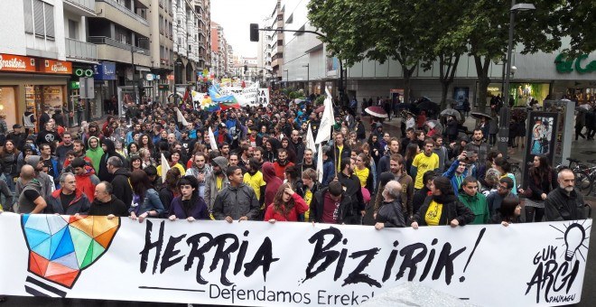 Multitudinaria manifestación en Gasteiz en apoyo de Errekaleor