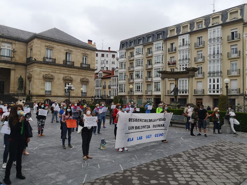 Tras meses luchando en los centros de trabajo, las trabajadoras de las residencias de Araba vuelven a la calle a reivindicar condiciones de trabajo dignas