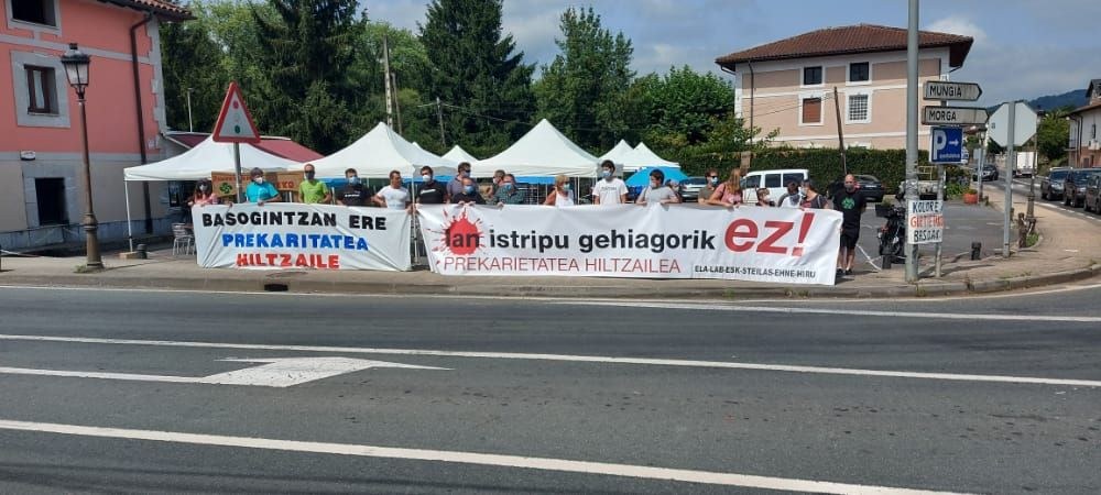 ELA, LAB, Steilas, EHNE e Hiru denuncian en Muxika la precariedad laboral que provocó la muerte en accidente laboral de un trabajador el 3 de julio