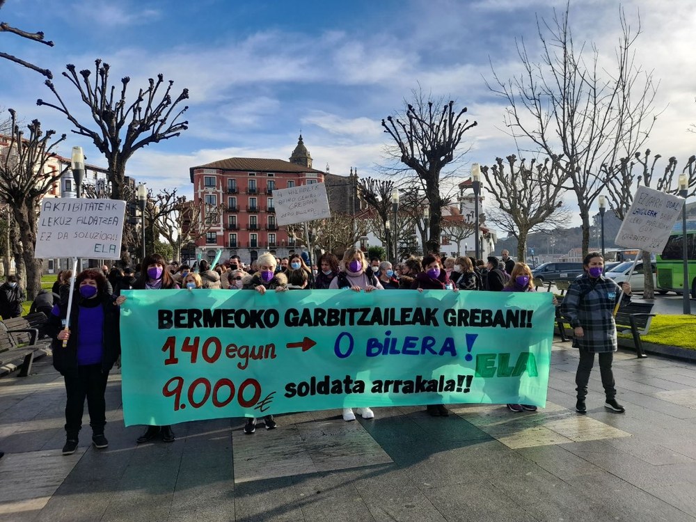 Las trabajadoras de limpieza de Bermeo denuncian la brecha salarial que sufren en su 140 día de huelga