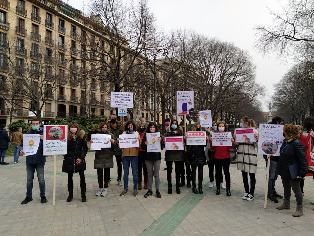 Concentración de ELA, LAB, Steilas, AFAPNA, ANPE, CCOO y UGT para pedir al Gobierno de Navarra que respete la decisión del centro de Castejón de salir del PAI