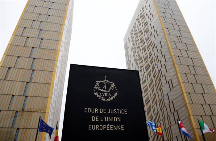 Para el Tribunal de Justicia de la  Unión Europea no existe ninguna razón para tratar de forma distinta al personal funcionario y al contratado administrativo para el cobro del grado
