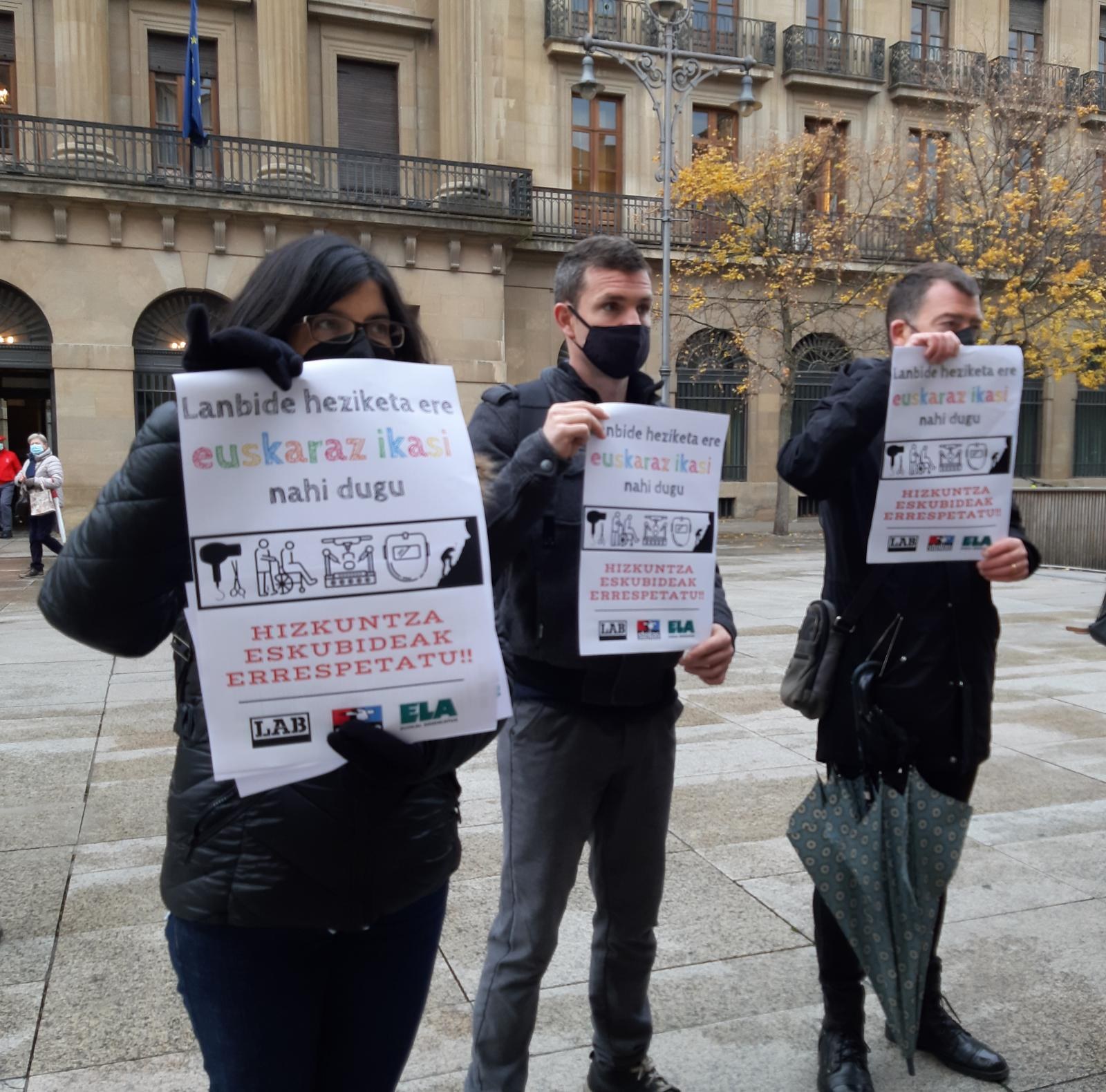 LAB, Steilas y ELA reivindican el derecho a estudiar formación profesional en euskera ante el Gobierno de Navarra LAB, Steilas y ELA reivindican el derecho a estudiar formación profesional en euskera ante el Gobierno de Navarra