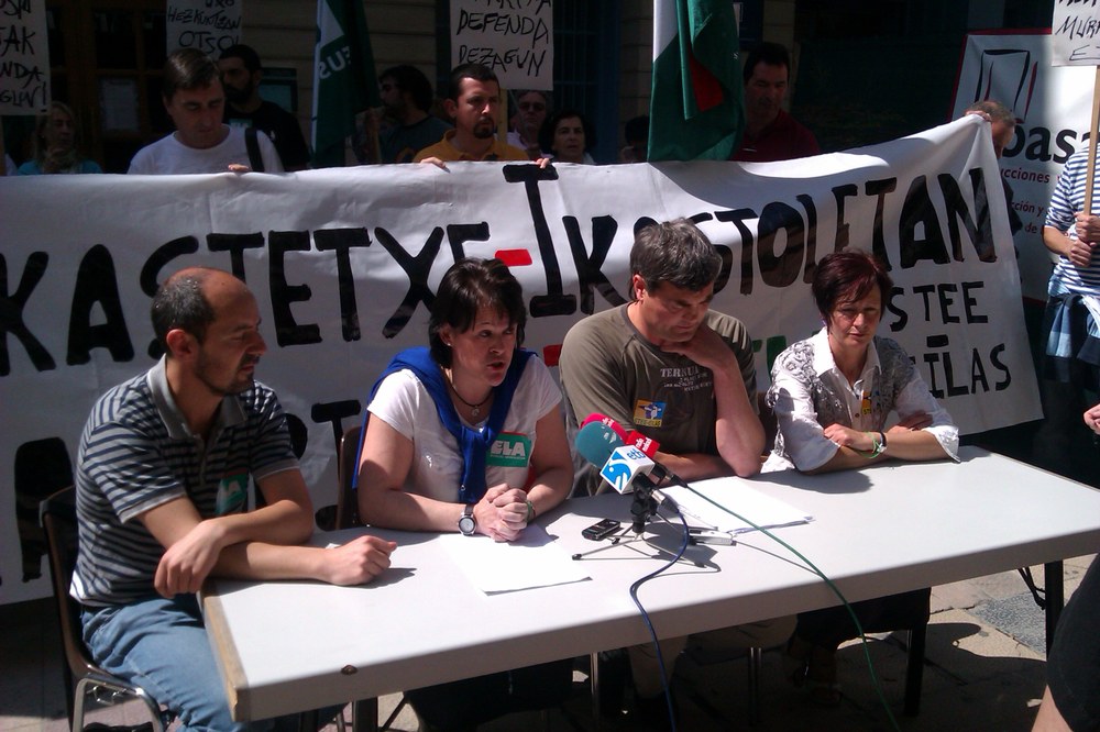 Representantes de las ikastolas y la enseñanza concertada han denunciado la imposición de nuevos recortes