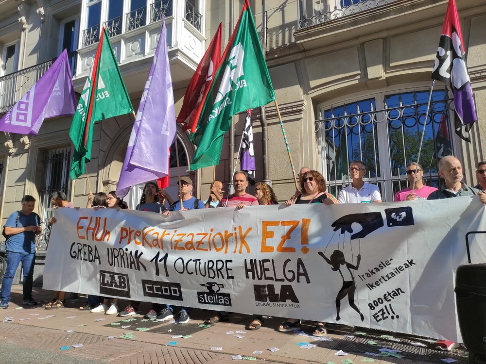 Concentración ante el Parlamento Vasco para denunciar la falta de financiación