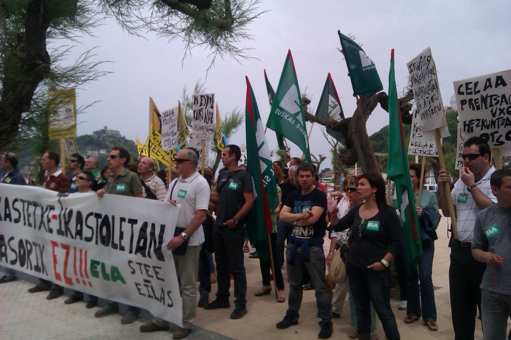 Concentración de los representantes de las ikastolas y la enseñanza concertada contra los recortes