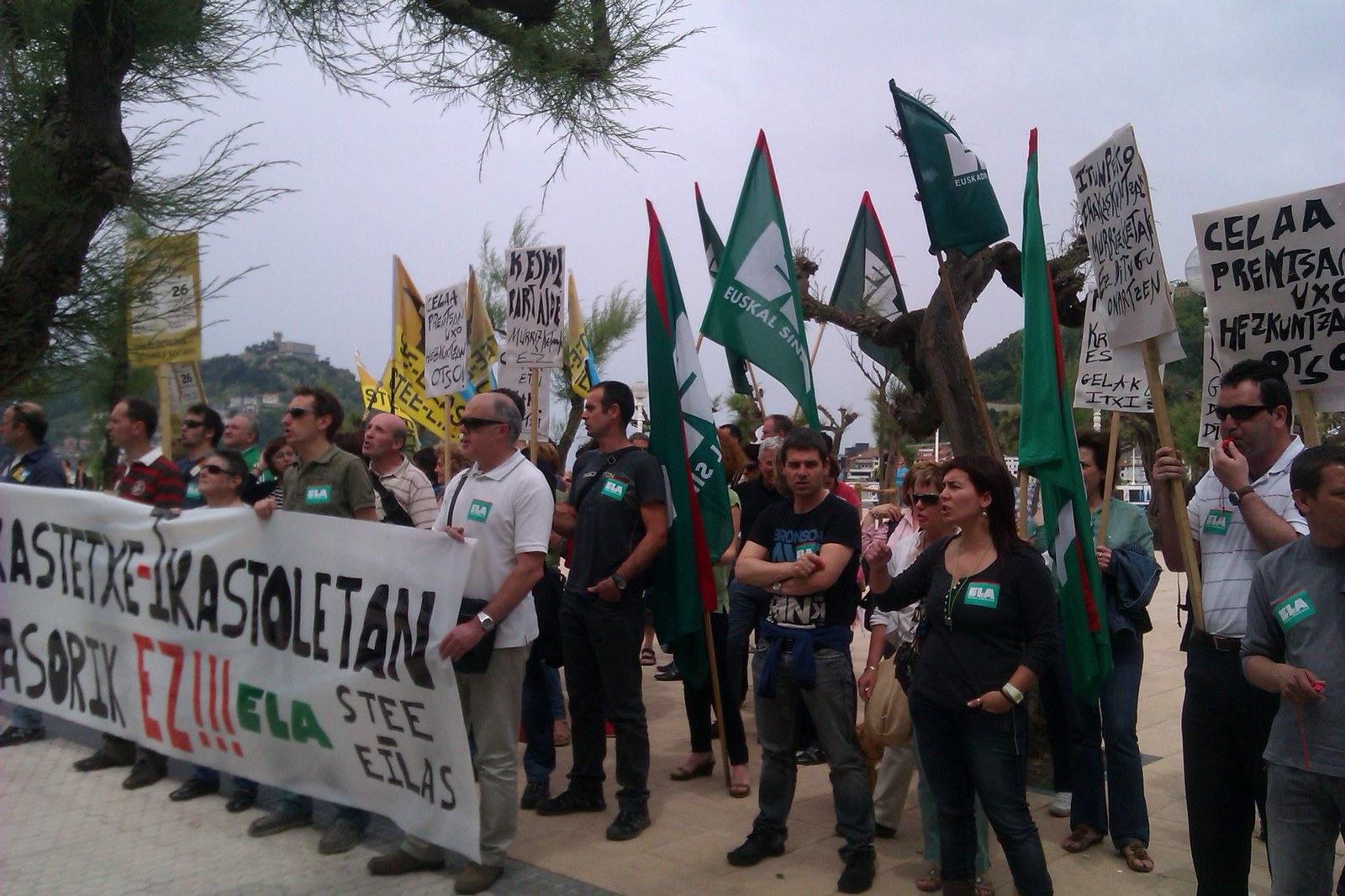Concentración de los representantes de las ikastolas y la enseñanza concertada contra los recortes Concentración de los representantes de las ikastolas y la enseñanza concertada contra los recortes