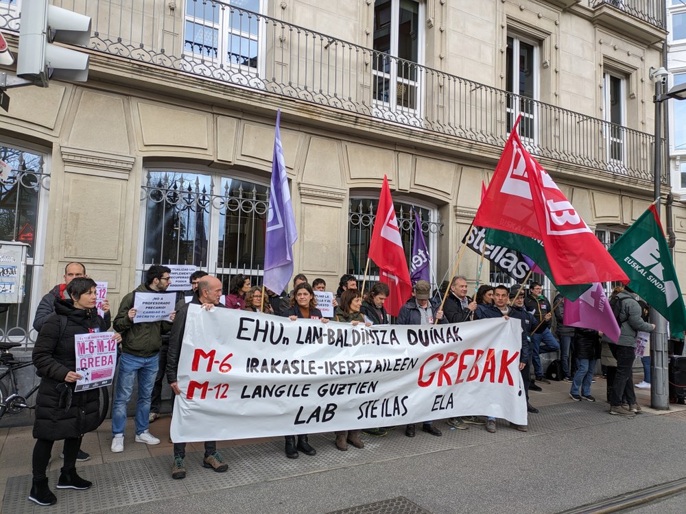 Concentración en el Parlamento Vasco como antesala de la huelga