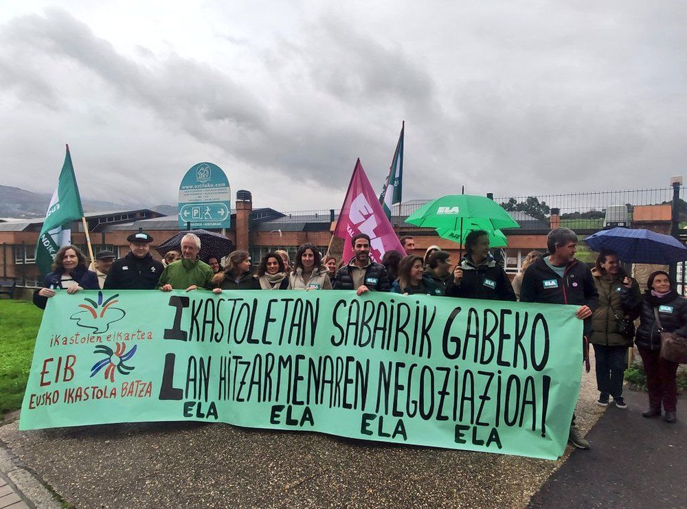 Concentración  para reclamar la mejora de sus condiciones de trabajo en la negociación del Convenio Colectivo