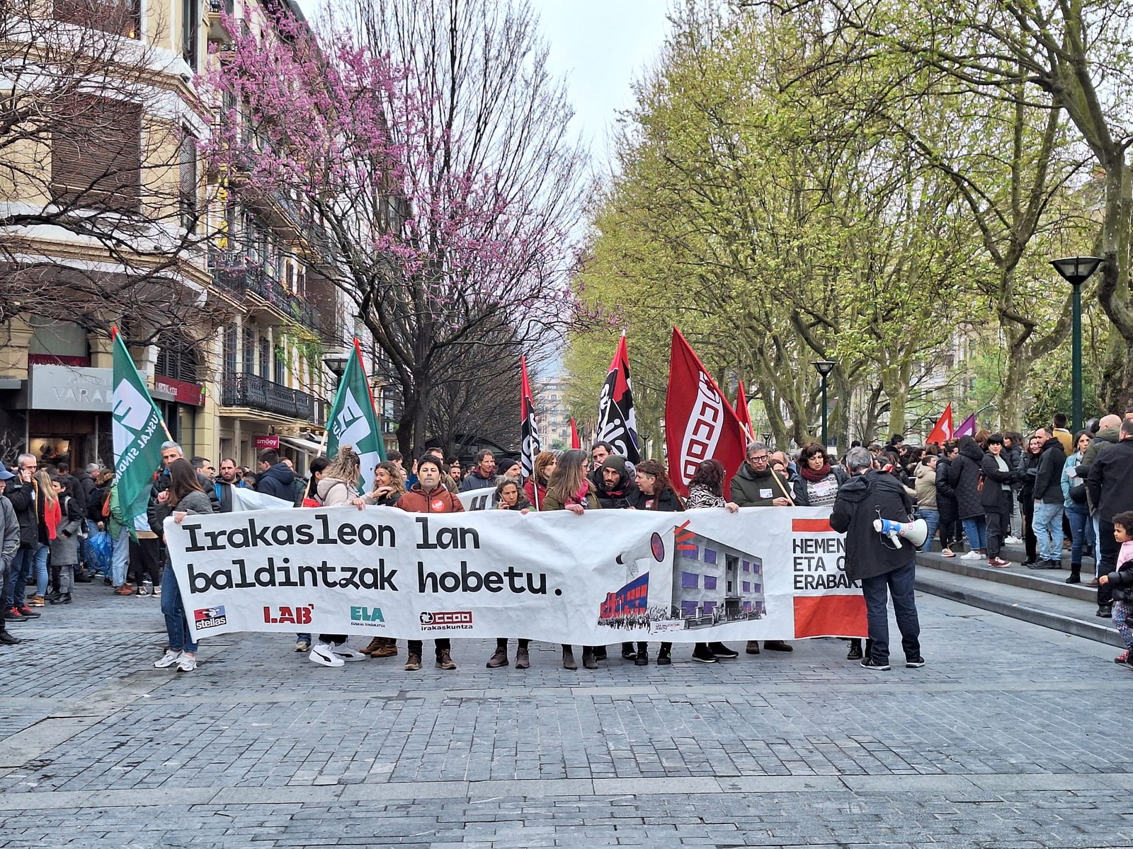 El profesorado llena las calles de Donostia en su séptima jornada de huelga