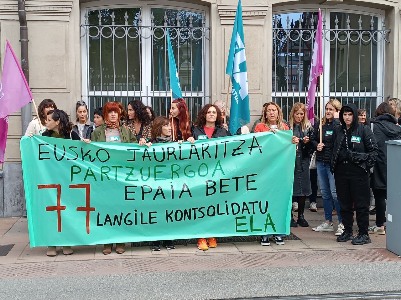 ELA pide comparecer en el Parlamento Vasco para pedir que se exija la consolidación de 77 temporales ELA pide comparecer en el Parlamento Vasco para pedir que se exija la consolidación de 77 temporales