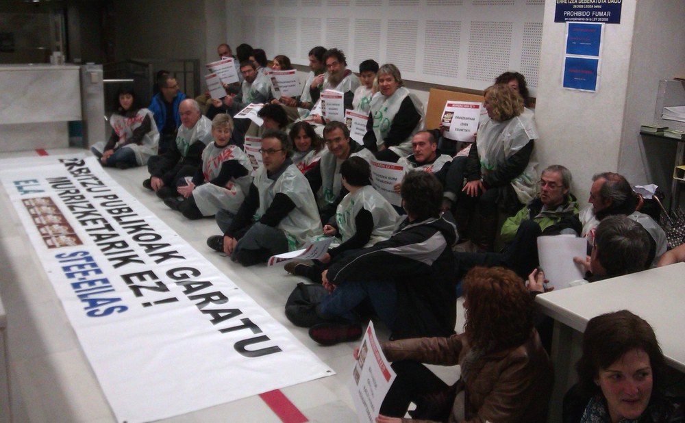 Encierro en la Delegación de Educación para denunciar los recortes