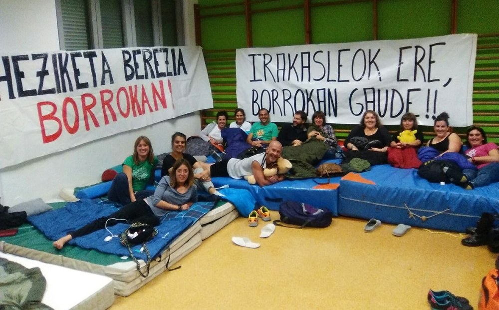 Encierros en varios centros de Enseñanza Públicos de la CAPV bajo el lema "Lan-baldintzak hobetu, hezkuntza eraiki!"