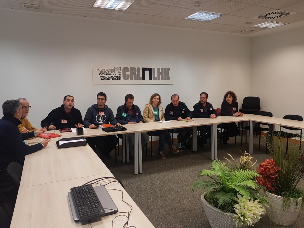 La decisión de la patronal y del Departamento de Educación de no acudir a la reunión en el Consejo de Relaciones Laborales es irresponsable