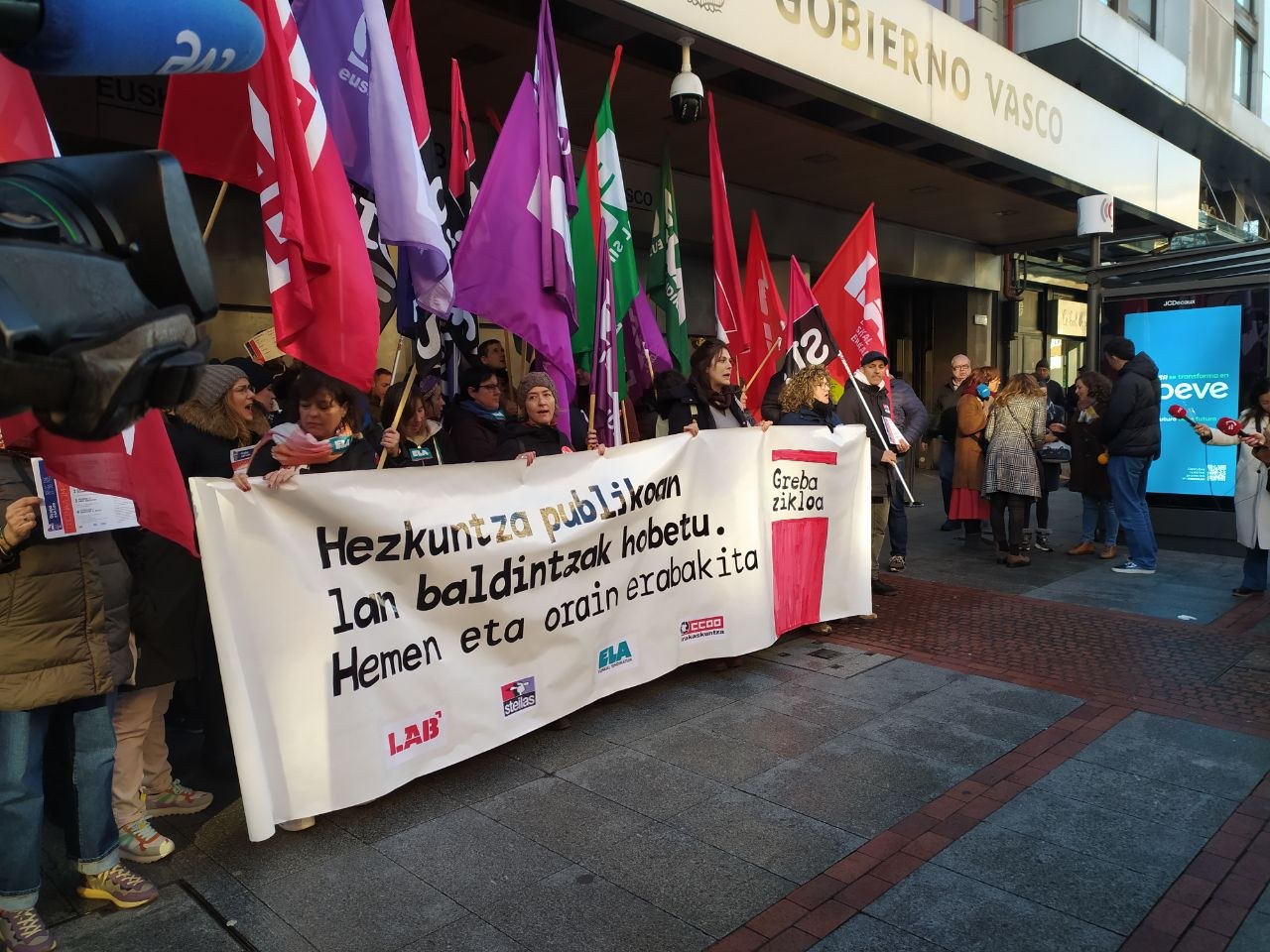 LAB, STEILAS, ELA y CCOO registran el ciclo de huelgas en la educación pública