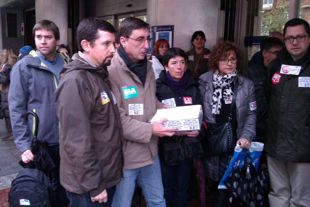 Los sindicatos  de la Enseñanza de Iniciativa Social presentan ante el Departamento de Educación firmas exigiéndole su implicación