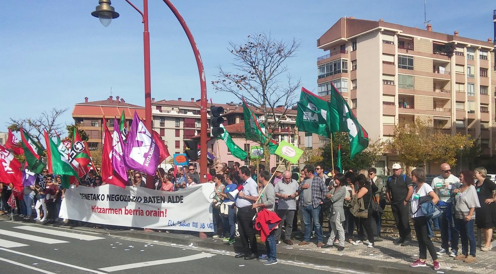 Los y las trabajadoras de Iniciativa Social han  reivindicado un nuevo convenio en Zumaia coincidiendo con el acto de inicio de curso de Kristau Eskola
