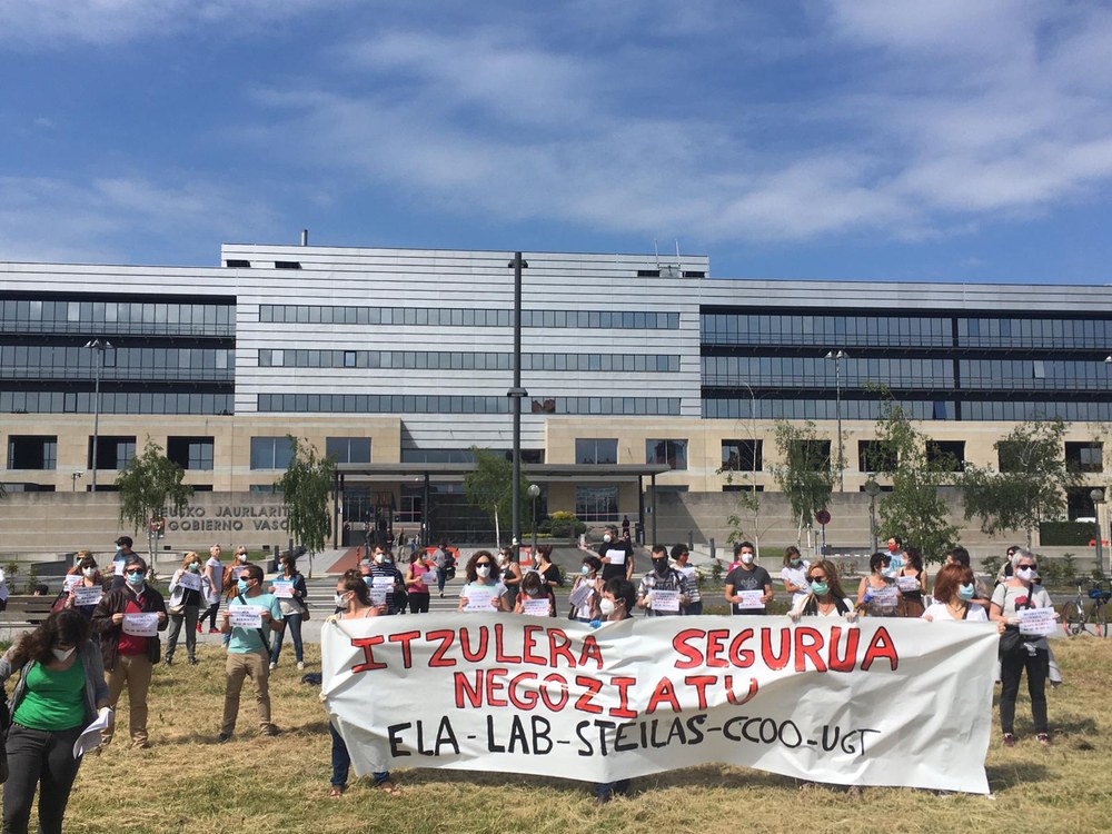 Prácticamente todos los centros escolares de la CAPV optan por la propuesta de fin de curso planteada por ELA, STEILAS, LAB, CCOO y UGT y retrasan la reapertura