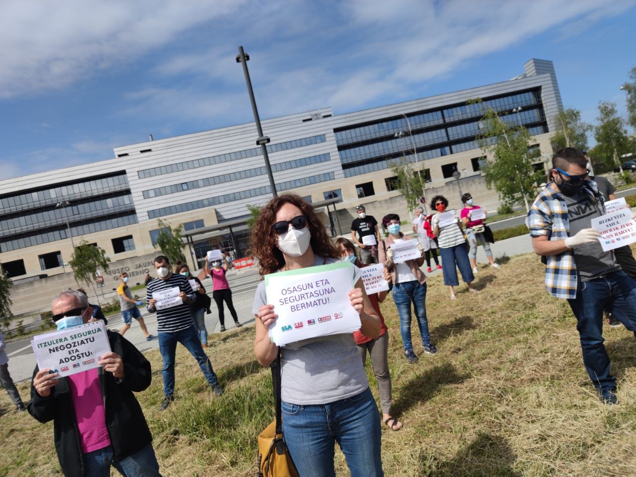Prácticamente todos los centros escolares de la CAPV optan por la propuesta de fin de curso planteada por ELA, STEILAS, LAB, CCOO y UGT y retrasan la reapertura Prácticamente todos los centros escolares de la CAPV optan por la propuesta de fin de curso planteada por ELA, STEILAS, LAB, CCOO y UGT y retrasan la reapertura