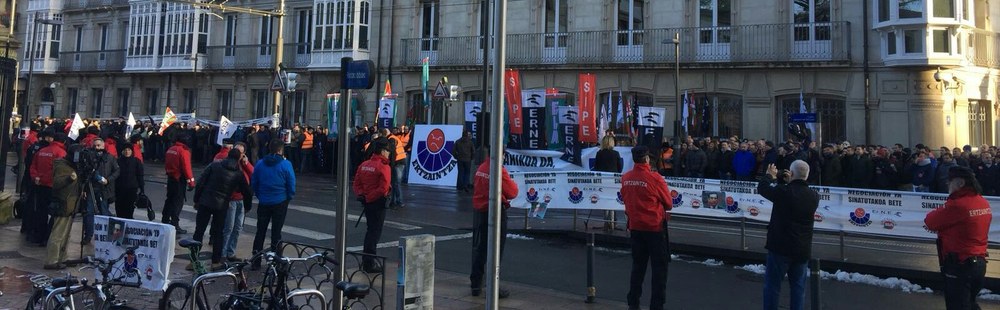 Cientos de ertzainas han tomado parte en la concentración realizada ante el Parlamento vasco