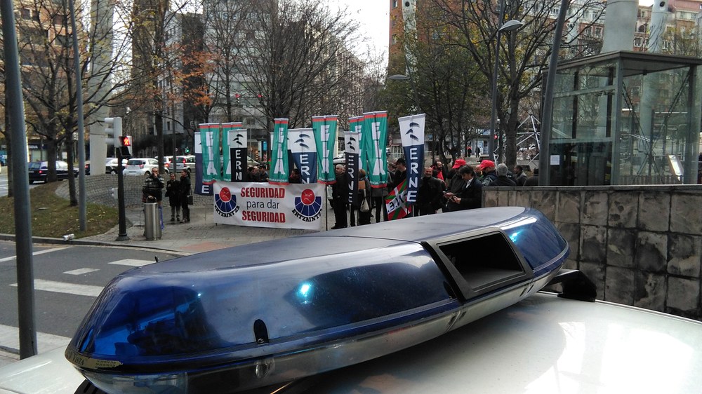 Concentración ante la Ertzainetxea de Tolosa para exigir seguridad