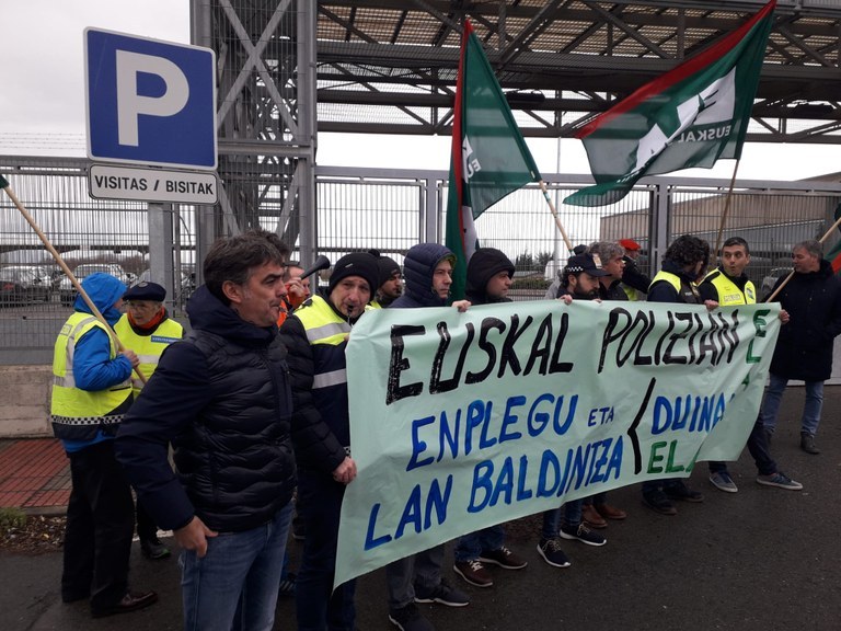 ELA exige una solución inmediata para las y los opositores de la última OPE de la policía vasca