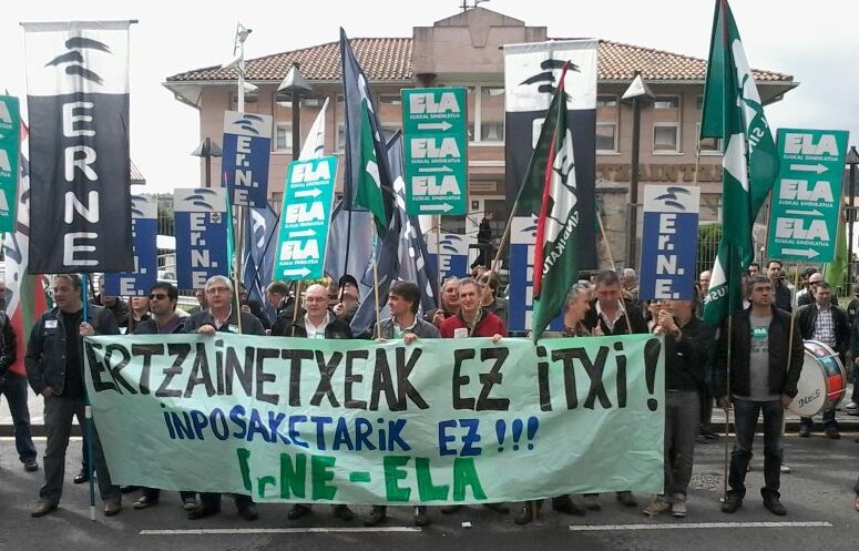 Ertzainetxeak ez itxi! Inposaketarik ez!