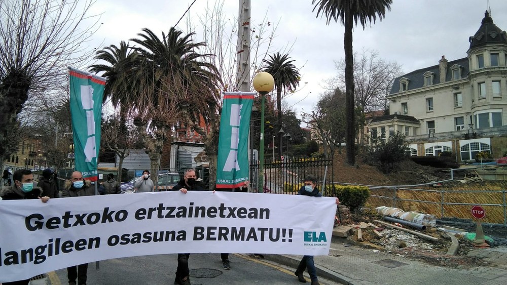 Movilización ante la ertzainetxea de Getxo