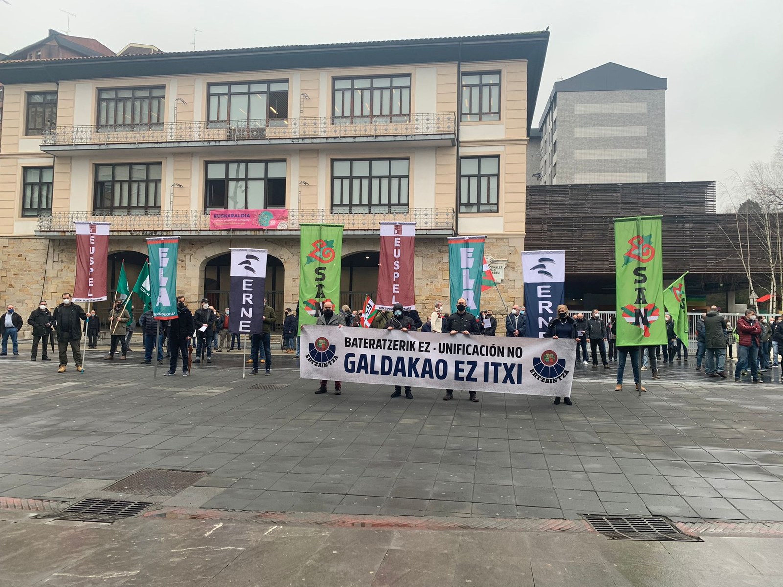No al cierre de la ertzainetxea de Galdakao No al cierre de la ertzainetxea de Galdakao